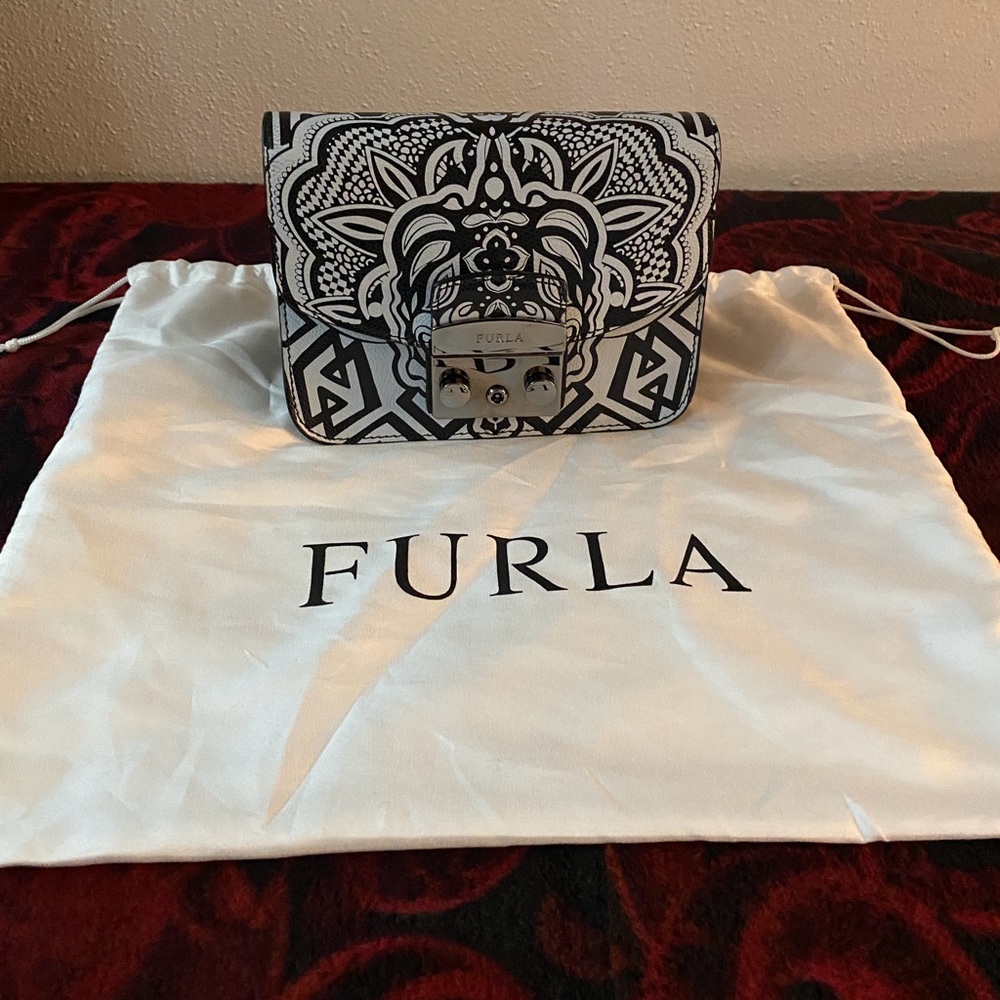 FURLA Metropolis Mini Bag Leather Onyx Black & White